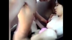 xxxเย็ดน้องเมียนมขาวๆหีสวยๆบนรถ