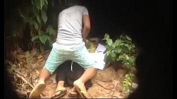 แอบถ่ายภารโรงเย็ดแม่นักเรียนในป่าเขาคงเป็นกิ๊กกันxxx porn