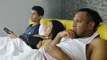 นอนดูหนังดีๆหลานสะใภ้มุดผ้ามาอมควยให้โคตรเสียววันหลังมีแอบเย็ดกันแน่