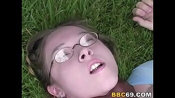 xxxสาวน้อยโรงเรียนนานาชาติโดนคนดำรุมเย็ดกลางสนามหญ้า