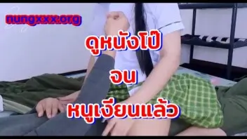 เปิดหนังโป๊ให้นักเรียนดูจนเงี่ยน อยากลองเย็ดกับน้าเขยแบบในหนังx ขย่มเย็ดจนเสร็จคาควยหีฟิตจริงๆ