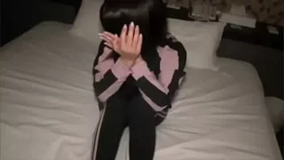 คลิปเสียวสาวน้อย โดนพ่อเลี้ยงพาเข้าโรงแรมมาซอยเย็ดหีน้อยๆแรงๆจนน้ำควยแตกใน