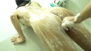 XXX18สาวอวบน่ารักอาบน้ำลืมล๊อดห้องโดนพ่อเลี้ยงวัย35 บอกจะอาบน้ำให้แล้วจับเธอเย็ดในห้องน้ำ